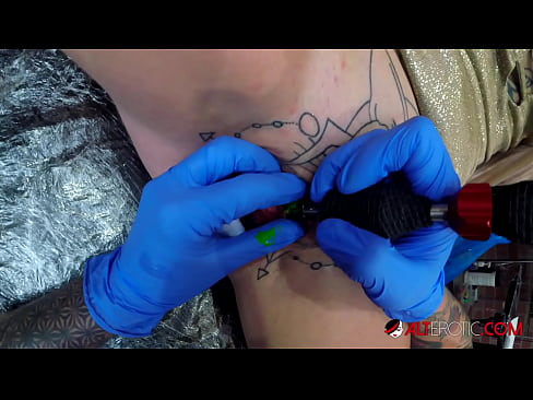 ❤️ tattooed ທີ່ສຸດ Hottie Sully Savage ໄດ້ຮັບ tattoo ສຸດ clitoris ຂອງນາງ ️ ວິດີໂອເພັນ ທີ່ lo.it-com.top ☑